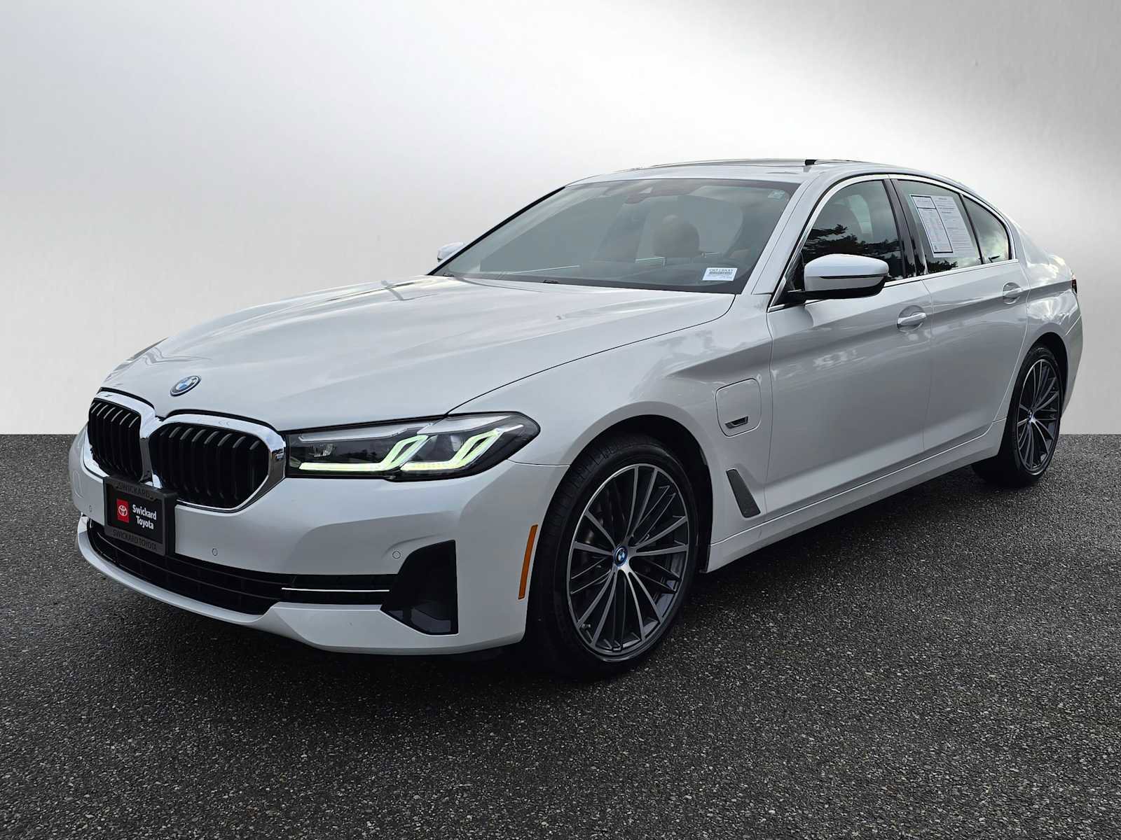 Used 2023 BMW 530e xDrive w/ Premium Package image 7