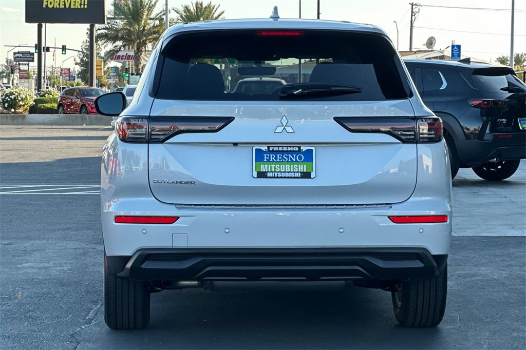 New 2025 Mitsubishi Outlander ES image 6