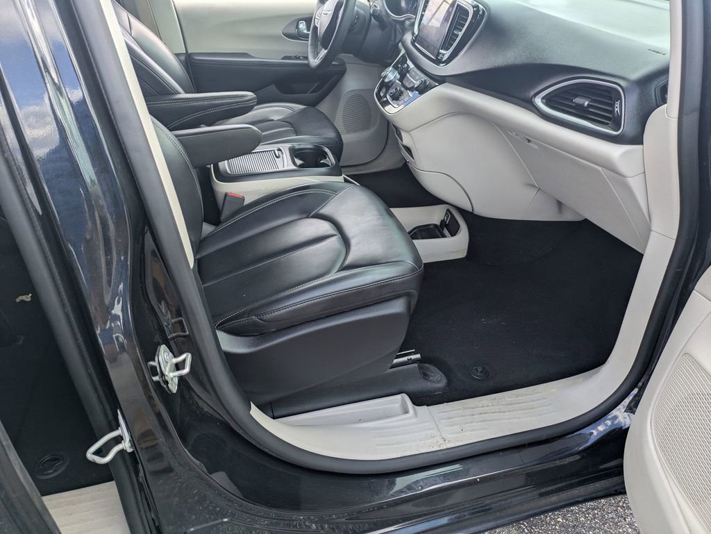 Used 2023 Chrysler Pacifica Touring-L image 31