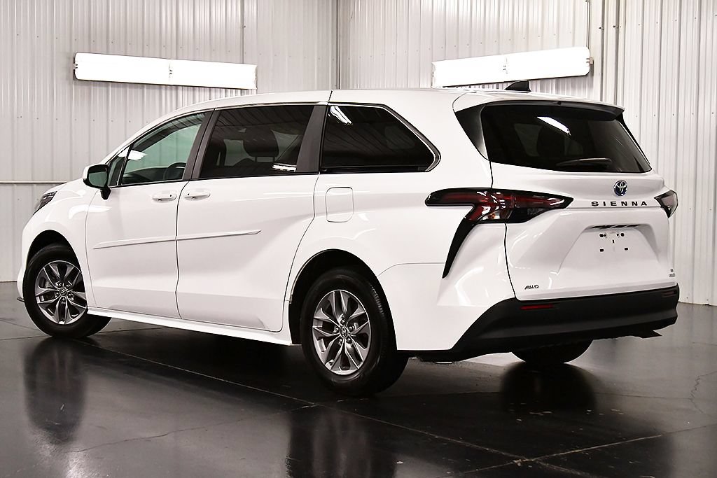 Used 2024 Toyota Sienna LE AWD/4WD image 5