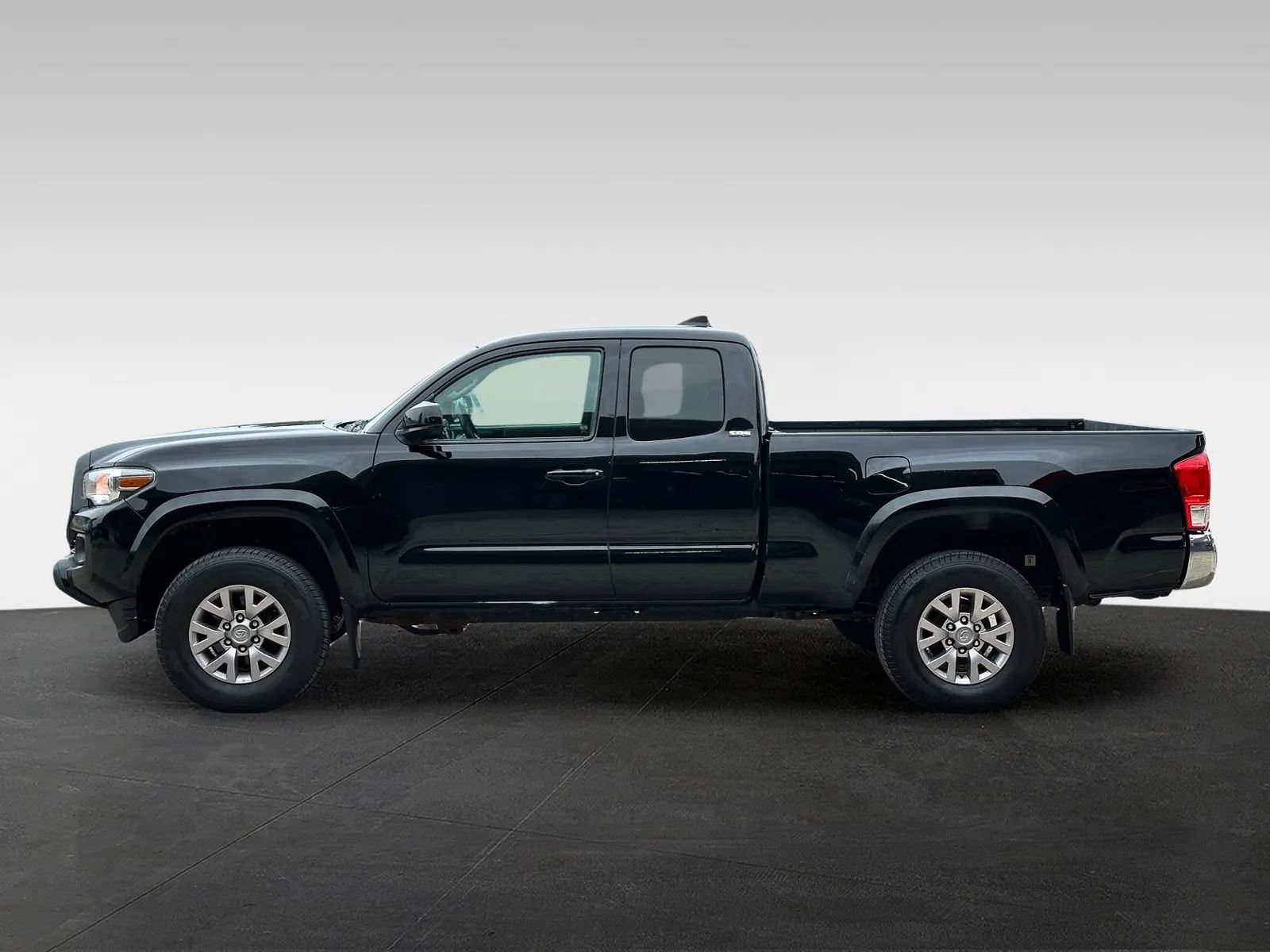 Used 2016 Toyota Tacoma SR5 AWD/4WD image 4