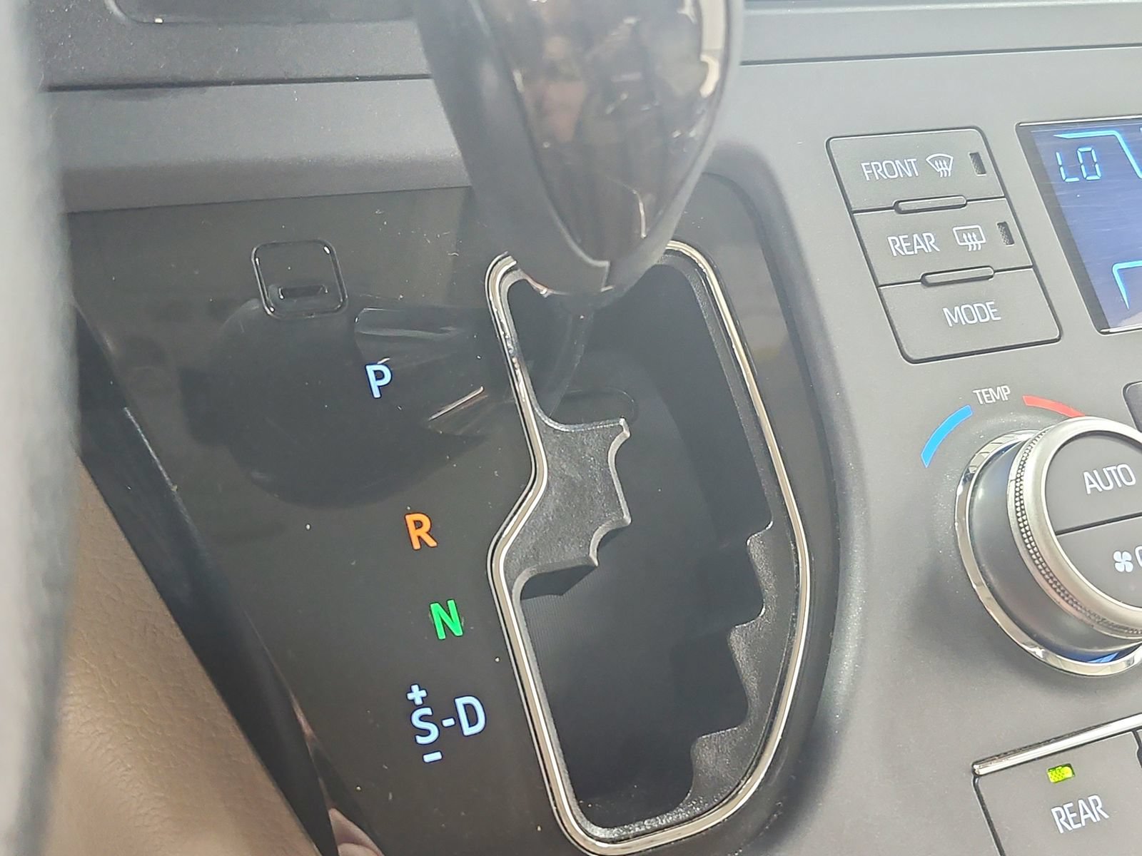 Used 2020 Toyota Sienna XLE Premium FWD image 28