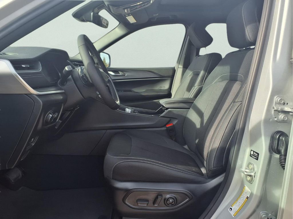 New 2026 Jeep Grand Cherokee Laredo image 9