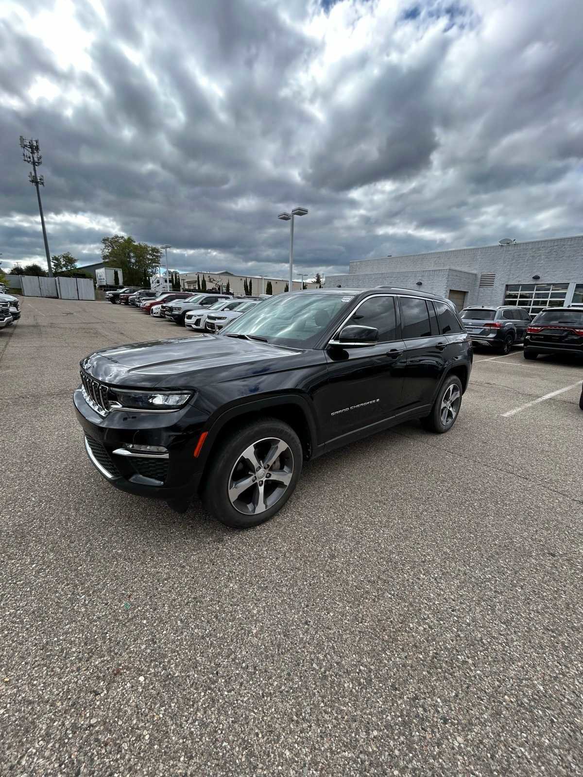 Certified 2023 Jeep Grand Cherokee Limited w/ Trailer Tow Prep Group (B)