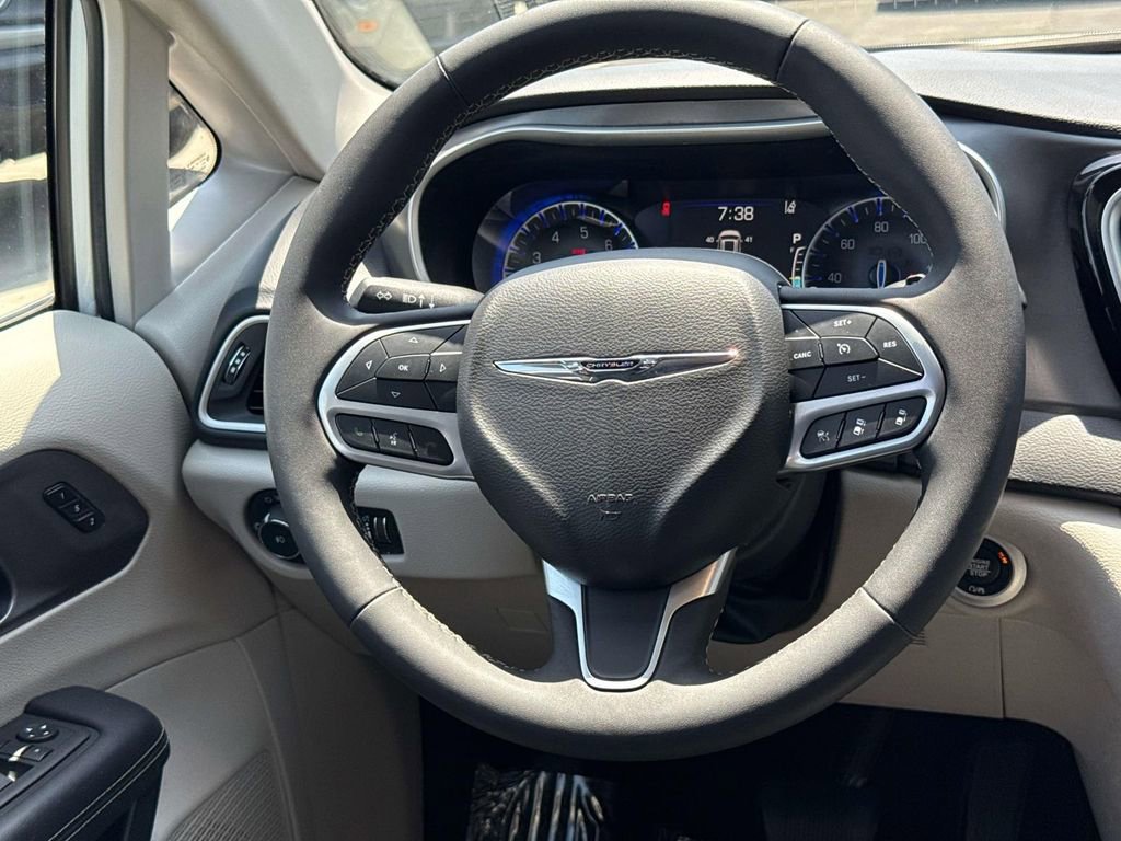 Used 2023 Chrysler Pacifica Touring-L FWD image 15