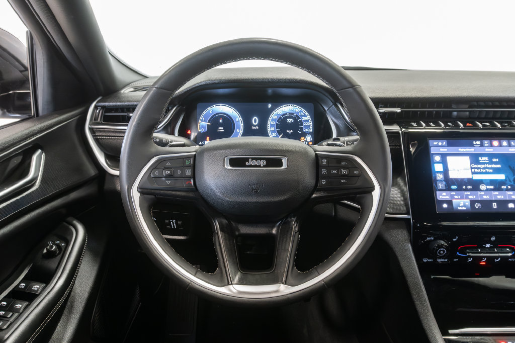 Used 2025 Jeep Grand Cherokee Altitude AWD/4WD image 12