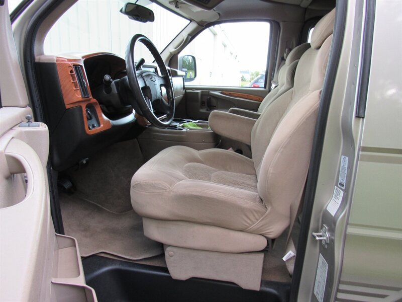 Used 2004 Chevrolet Express 2500 RWD image 9