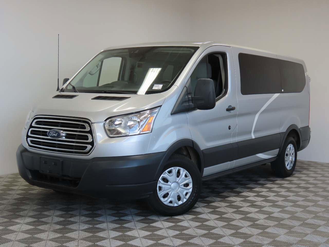 Used 2018 Ford Transit 150 XLT RWD image 1