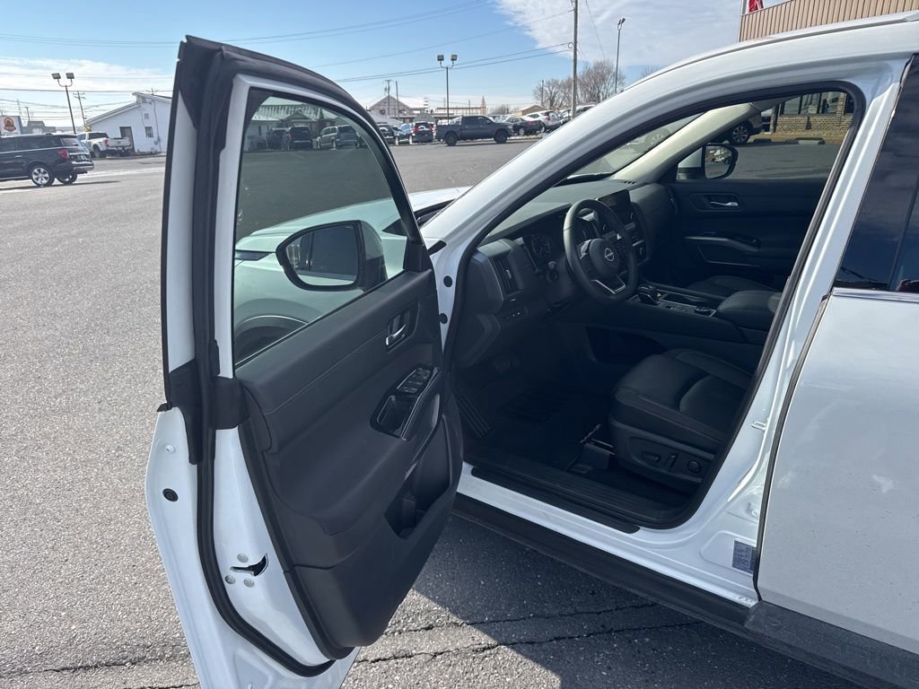 Used 2025 Nissan Pathfinder SL w/ Cargo Package image 15