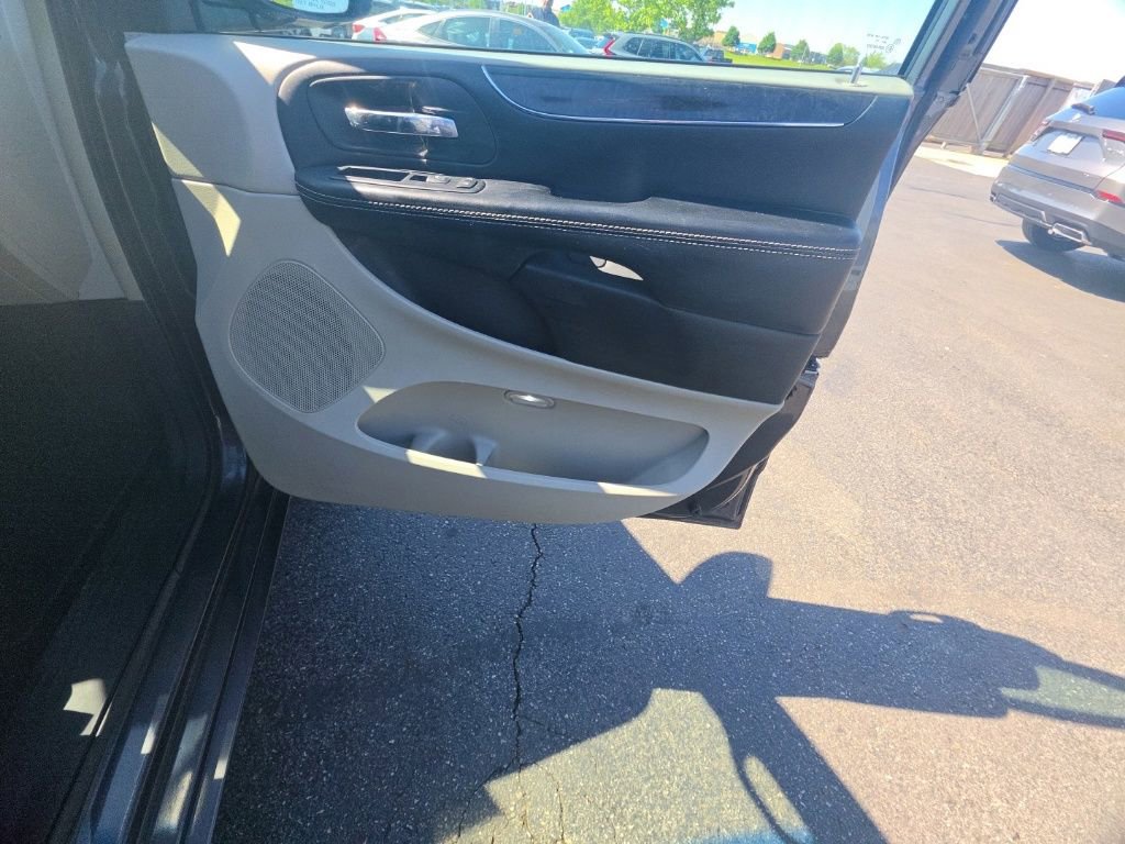 Used 2016 Chrysler Town & Country Touring w/ Driver Convenience Group FWD image 26