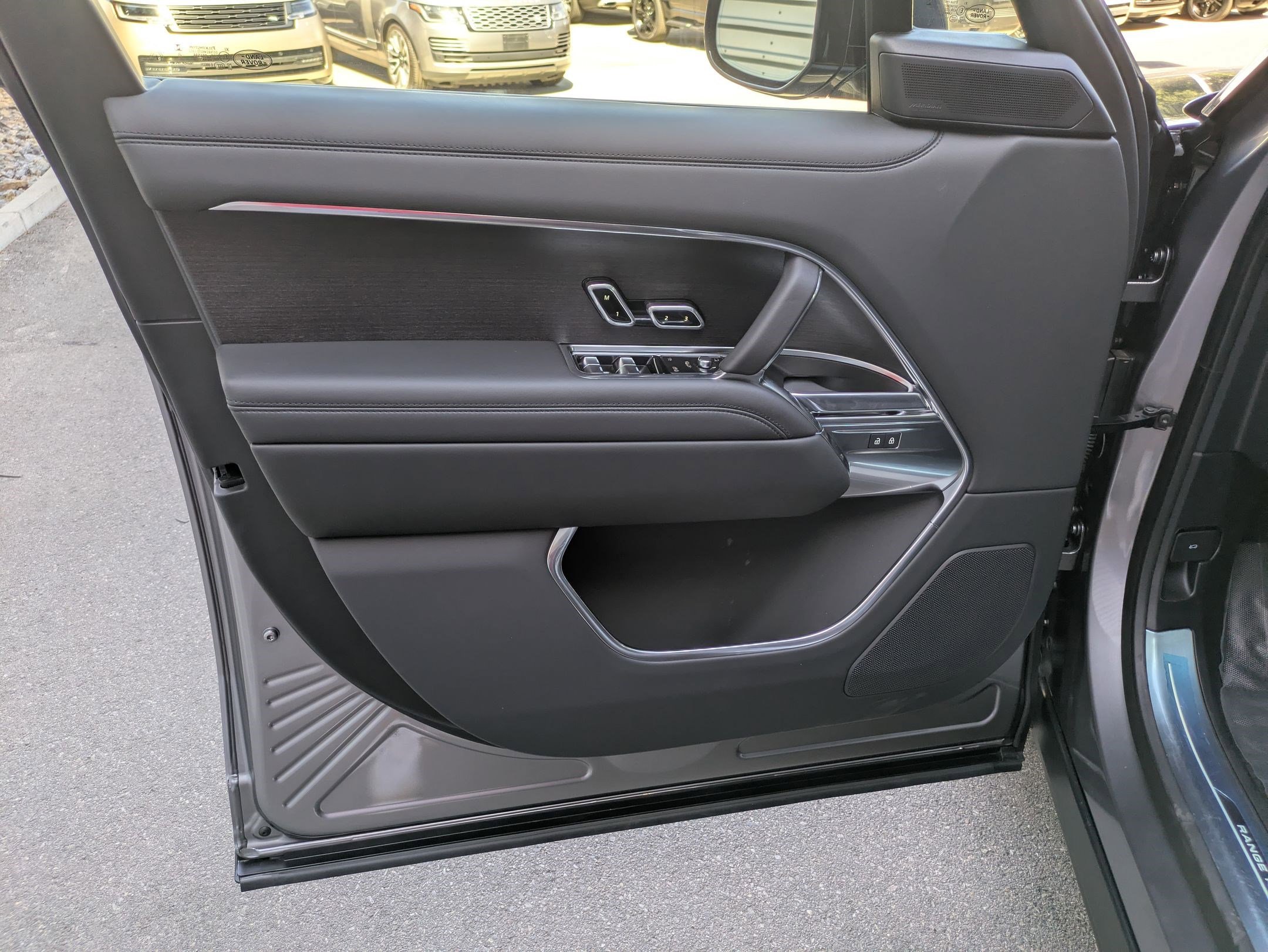 New 2025 Land Rover Range Rover SE image 9