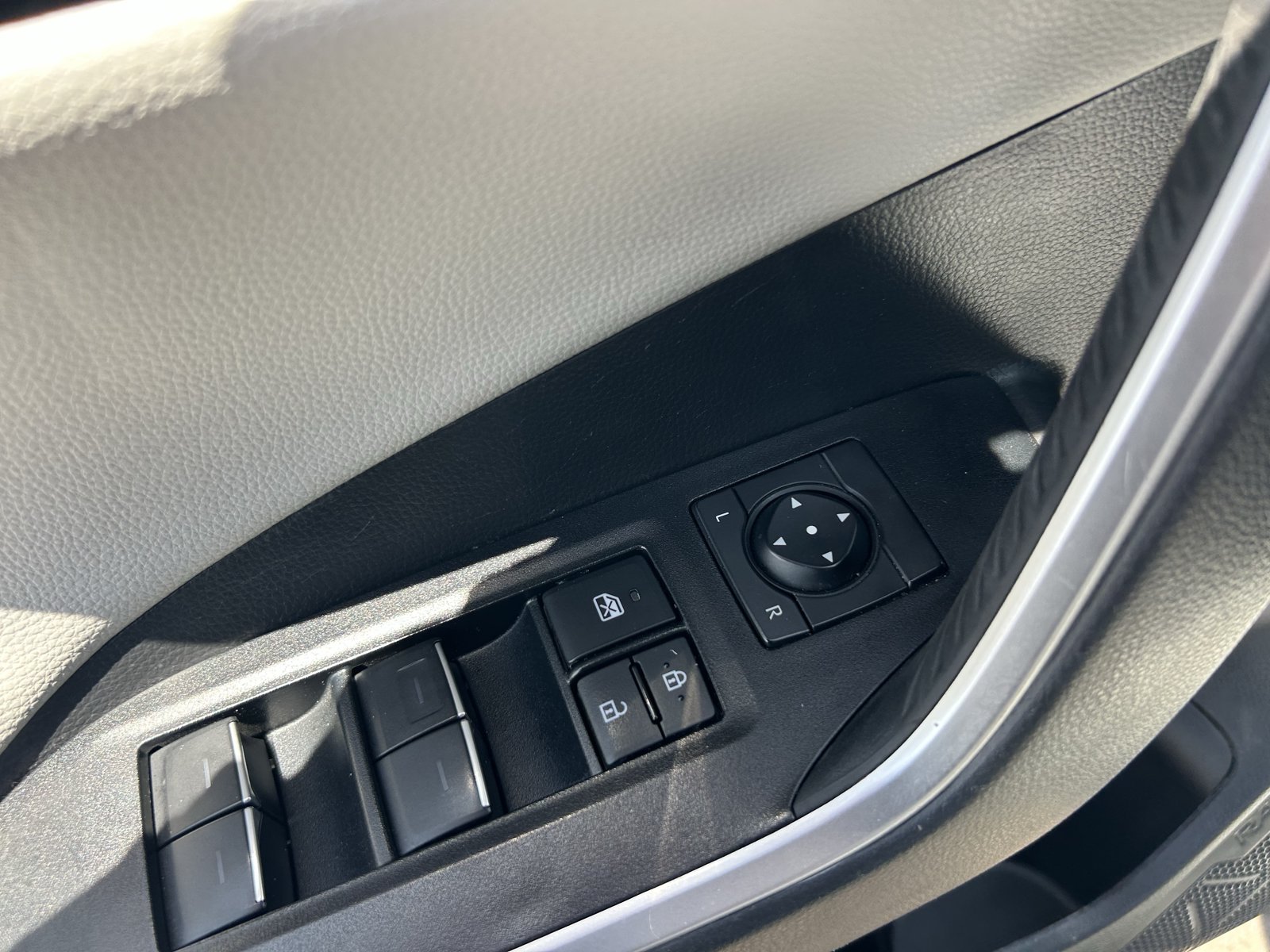 Used 2025 Toyota RAV4 Limited w/ Advanced Technology Package FWD image 31