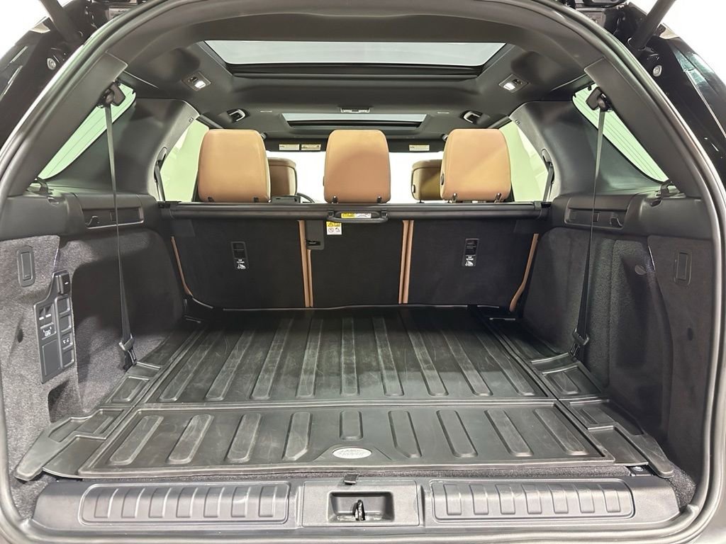 Used 2024 Land Rover Discovery Dynamic SE AWD/4WD image 18