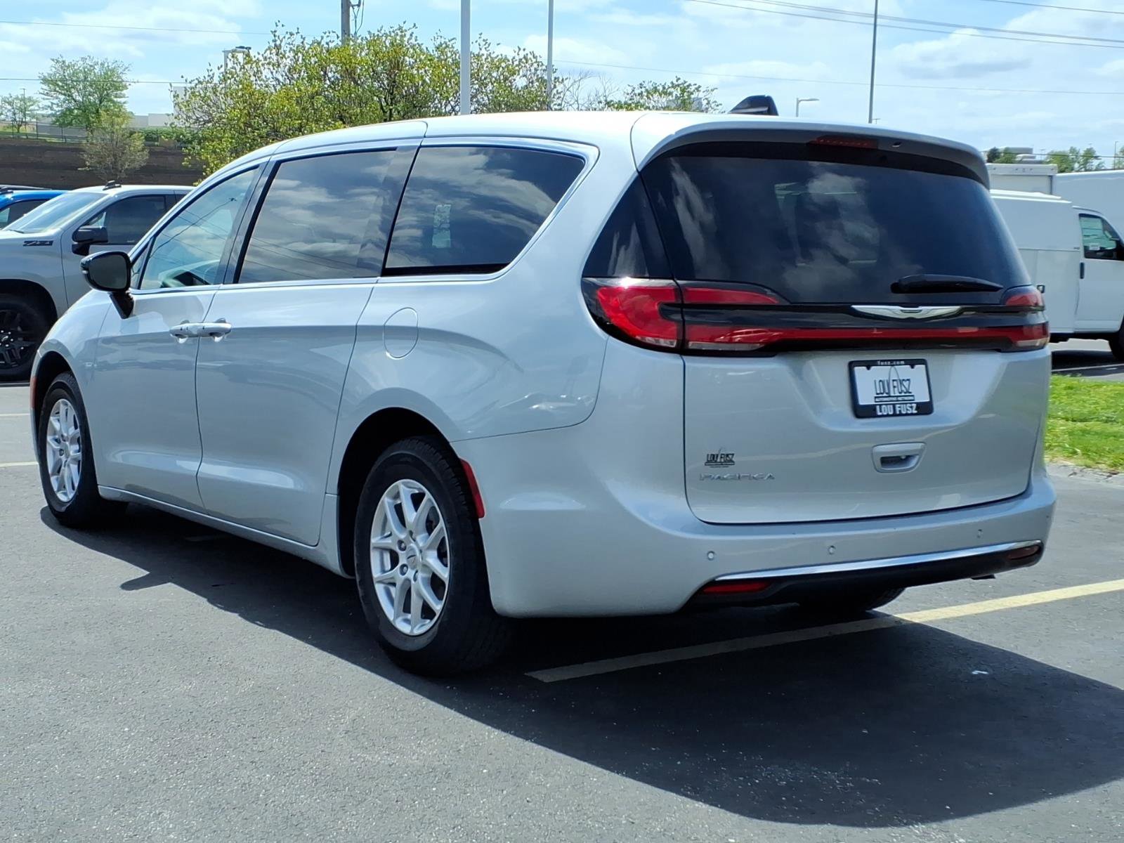 Used 2024 Chrysler Pacifica Touring-L image 5