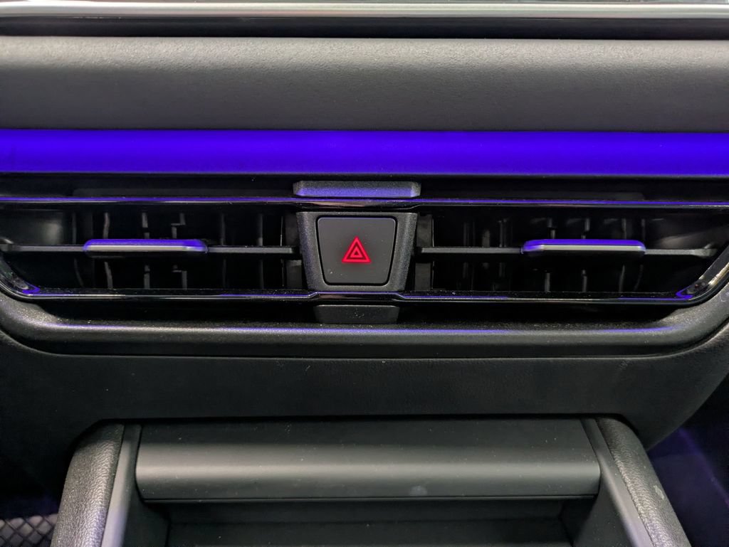 Certified 2025 Volkswagen Tiguan SE w/ Panoramic Sunroof Package AWD/4WD image 27