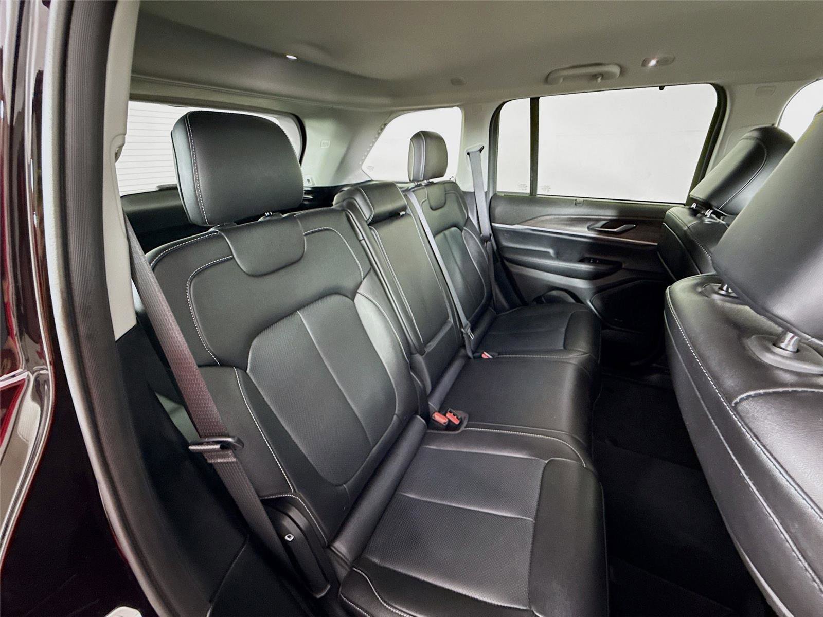 Used 2023 Jeep Grand Cherokee Limited w/ Luxury Tech Group II image 22