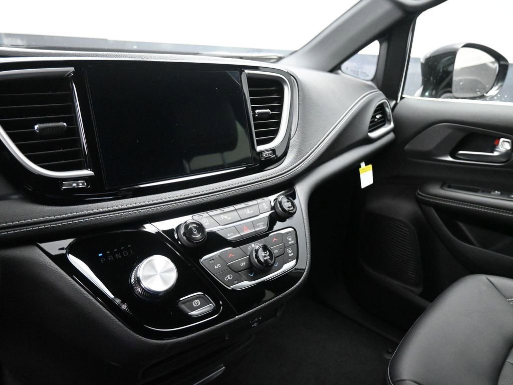 New 2026 Chrysler Pacifica Select image 16