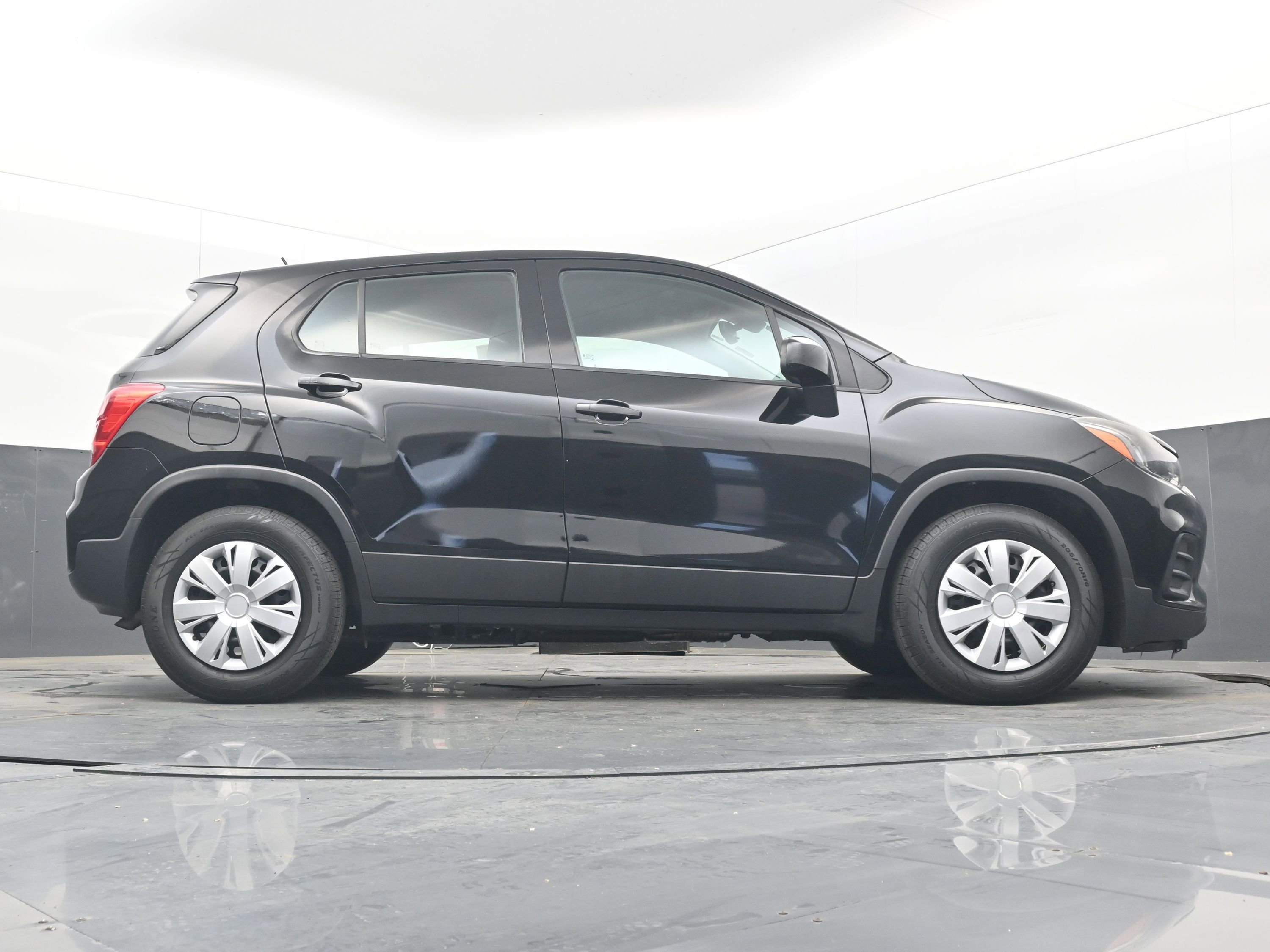 Used 2018 Chevrolet Trax LS image 25