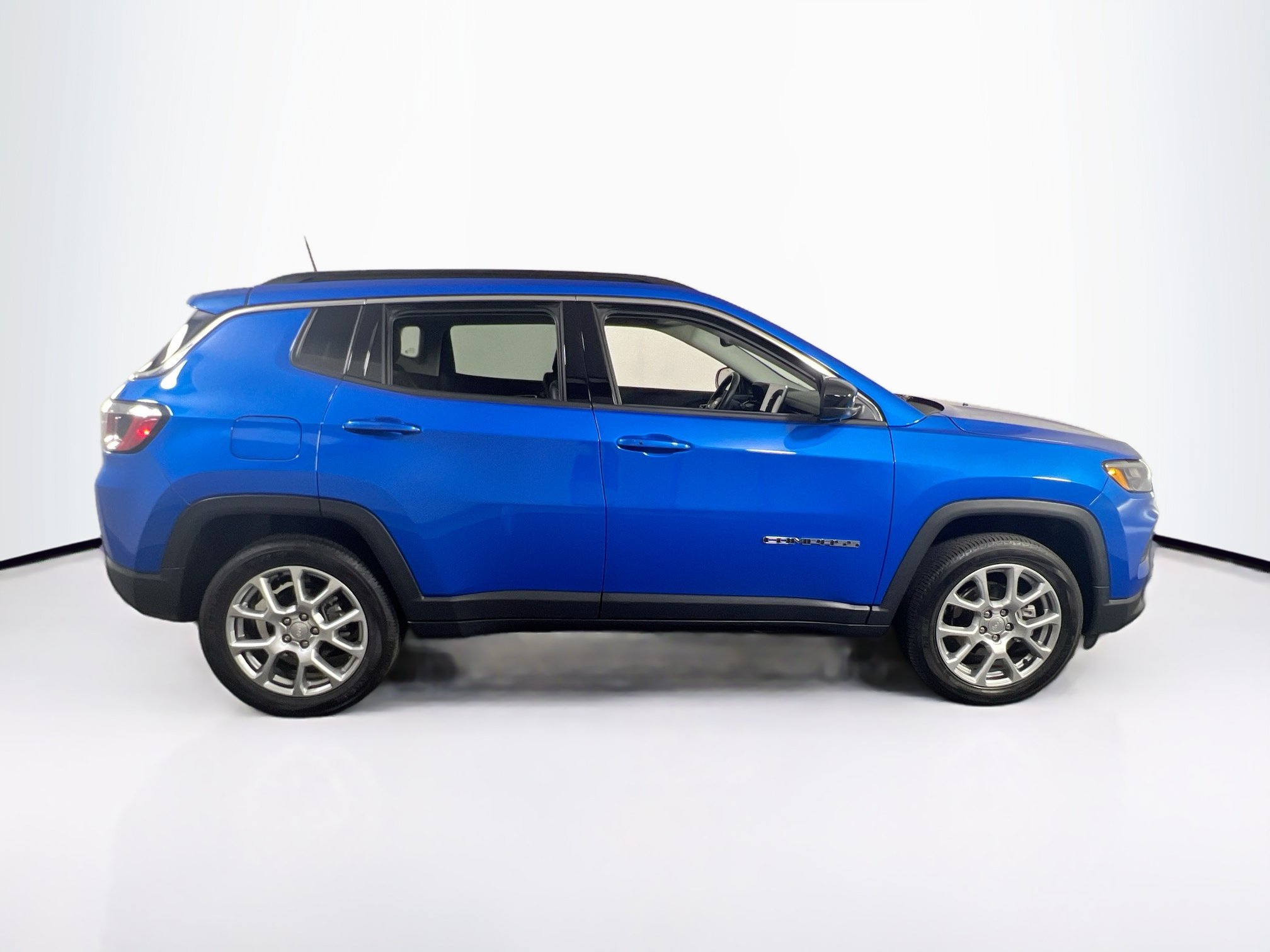 Used 2022 Jeep Compass Latitude w/ Sun and Sound Group AWD/4WD image 4
