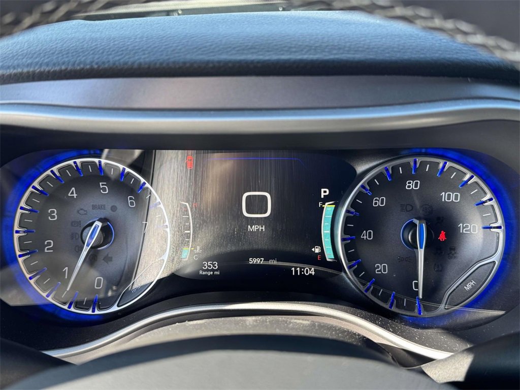Used 2025 Chrysler Pacifica Select image 23