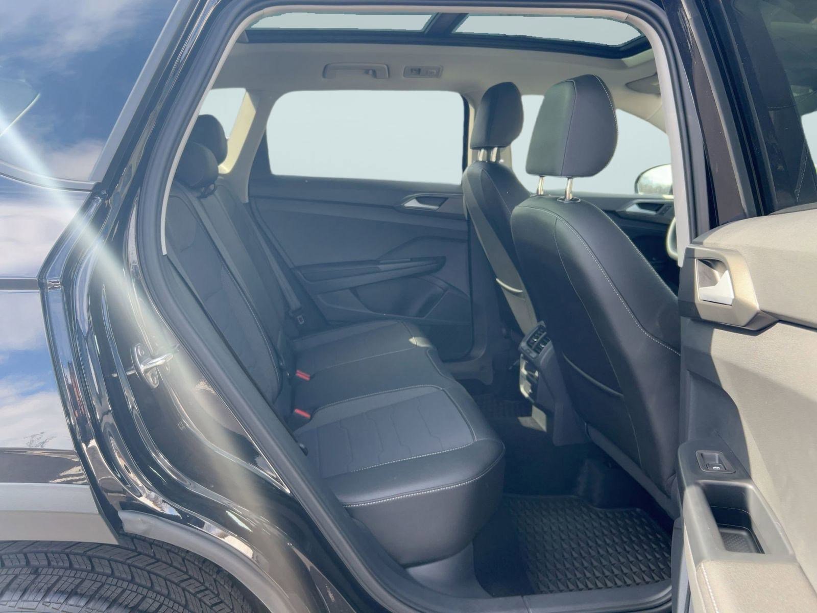 Used 2025 Volkswagen Taos SE image 27