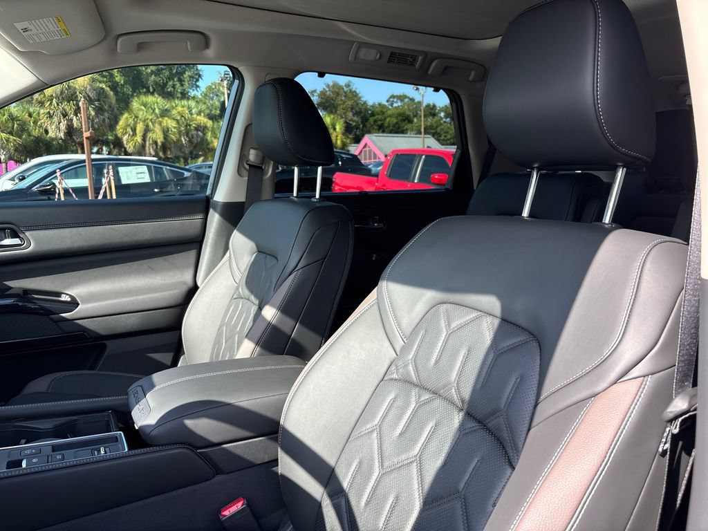 New 2026 Nissan Pathfinder Platinum FWD image 4