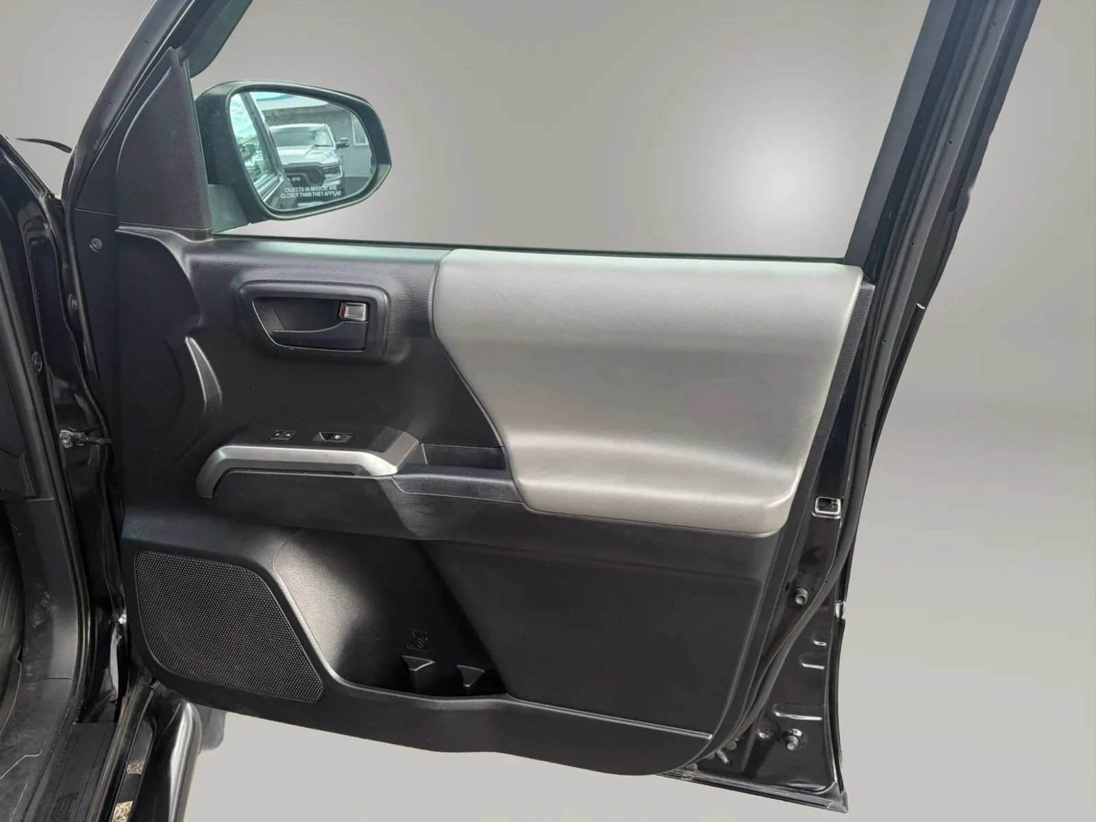 Used 2019 Toyota Tacoma SR5 AWD/4WD image 30