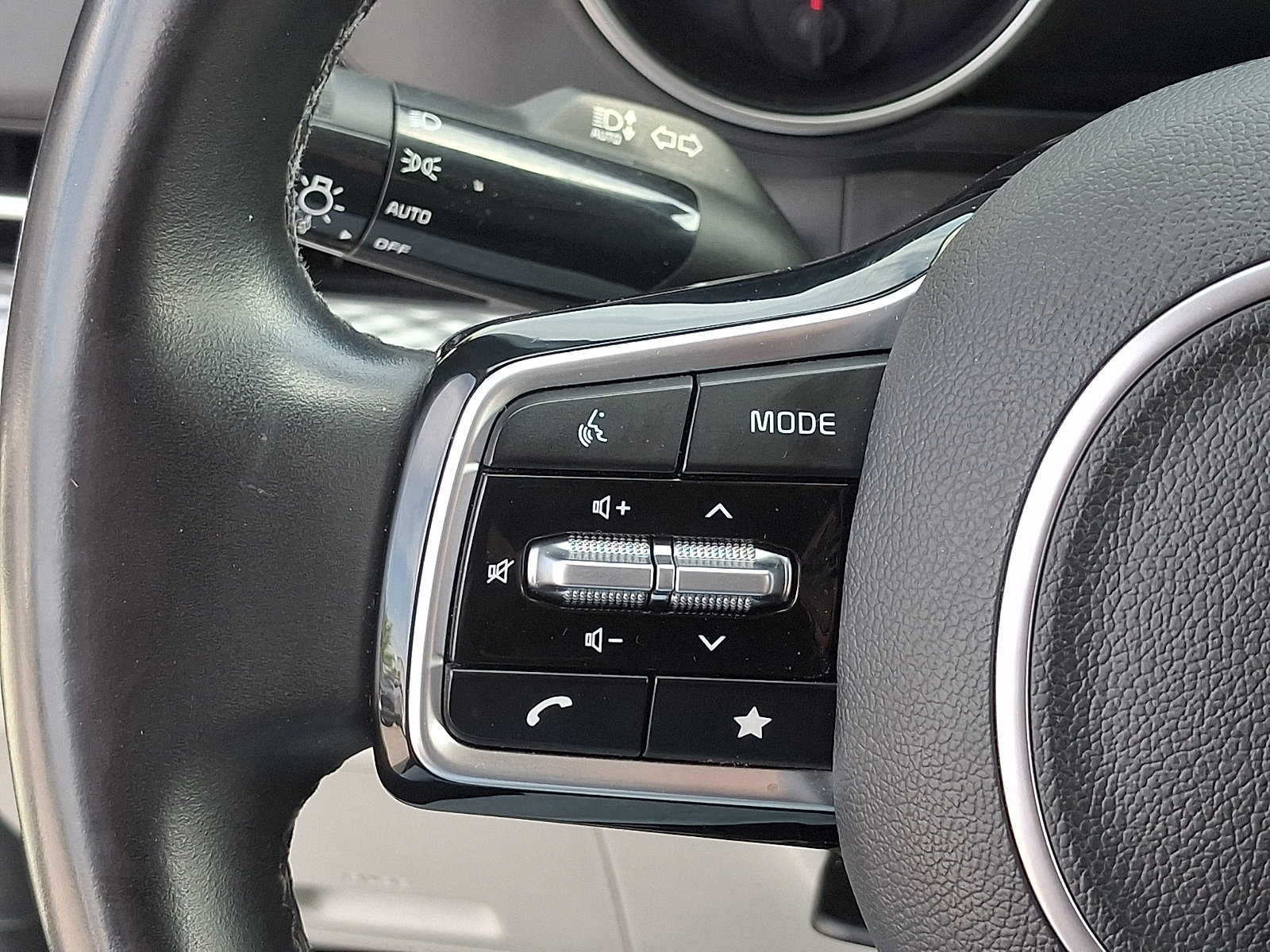 Used 2024 Kia Carnival LX FWD image 22