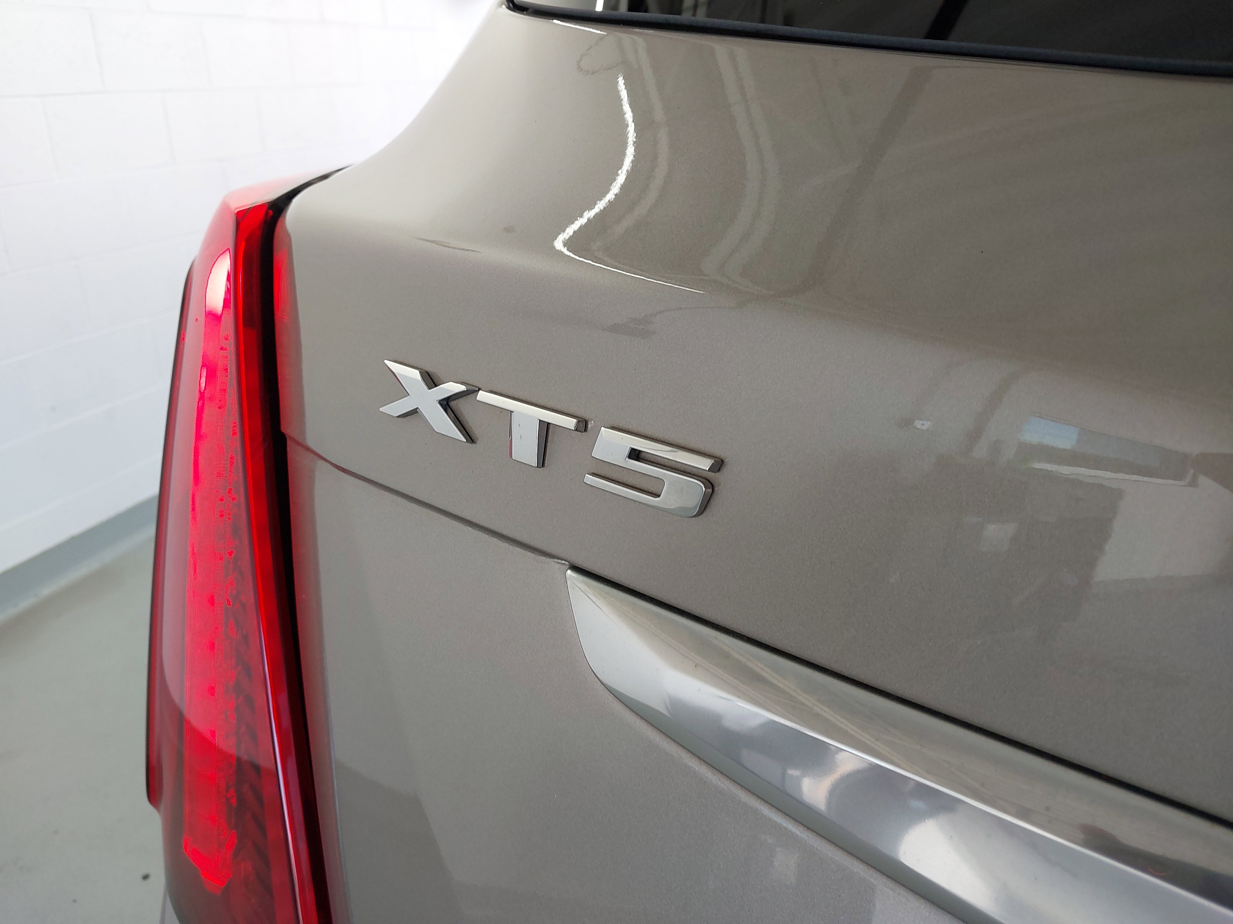 Used 2022 Cadillac XT5 Premium Luxury w/ LPO, Floor Liner Package image 32