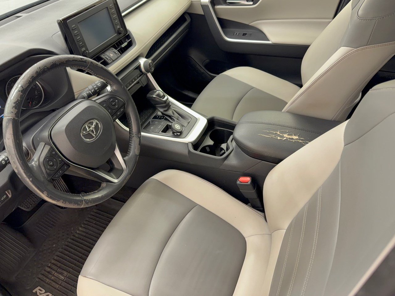 Used 2019 Toyota RAV4 XLE Premium FWD image 4