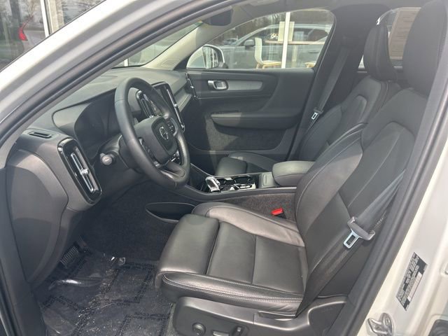Certified 2025 Volvo XC40 B5 Plus AWD/4WD image 17