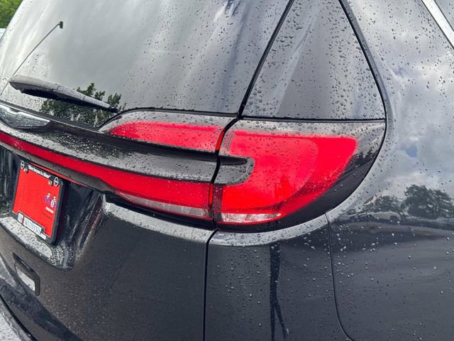 Used 2023 Chrysler Pacifica Touring-L FWD image 13