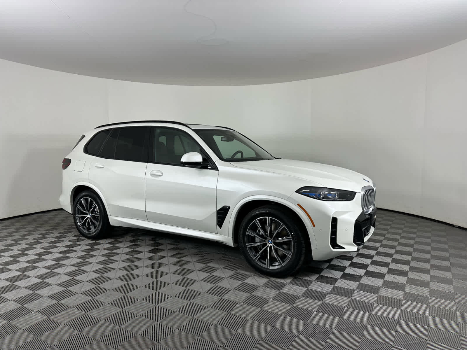New 2026 BMW X5 xDrive50e w/ M Sport Package image 2