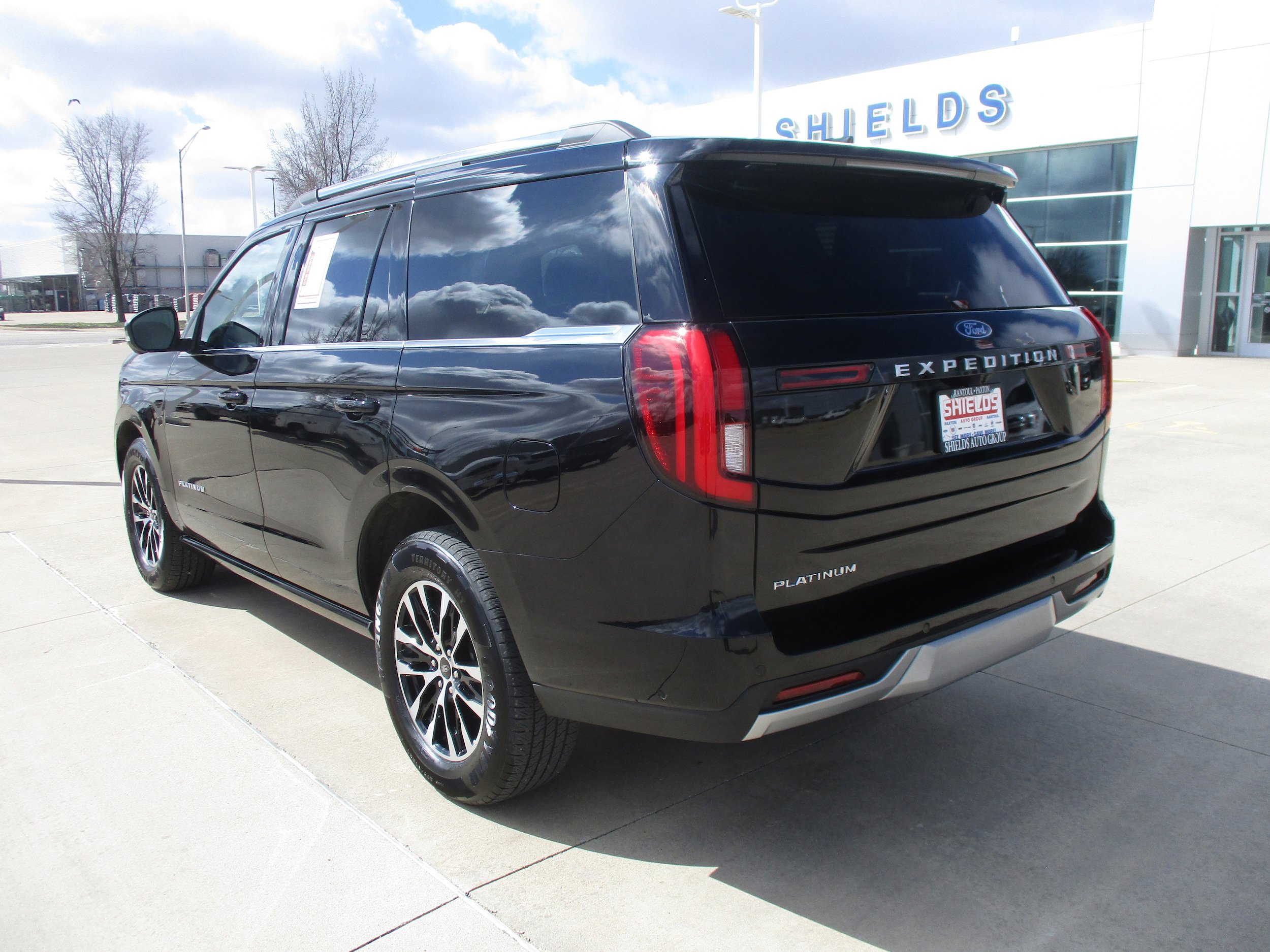 Used 2025 Ford Expedition Platinum image 4