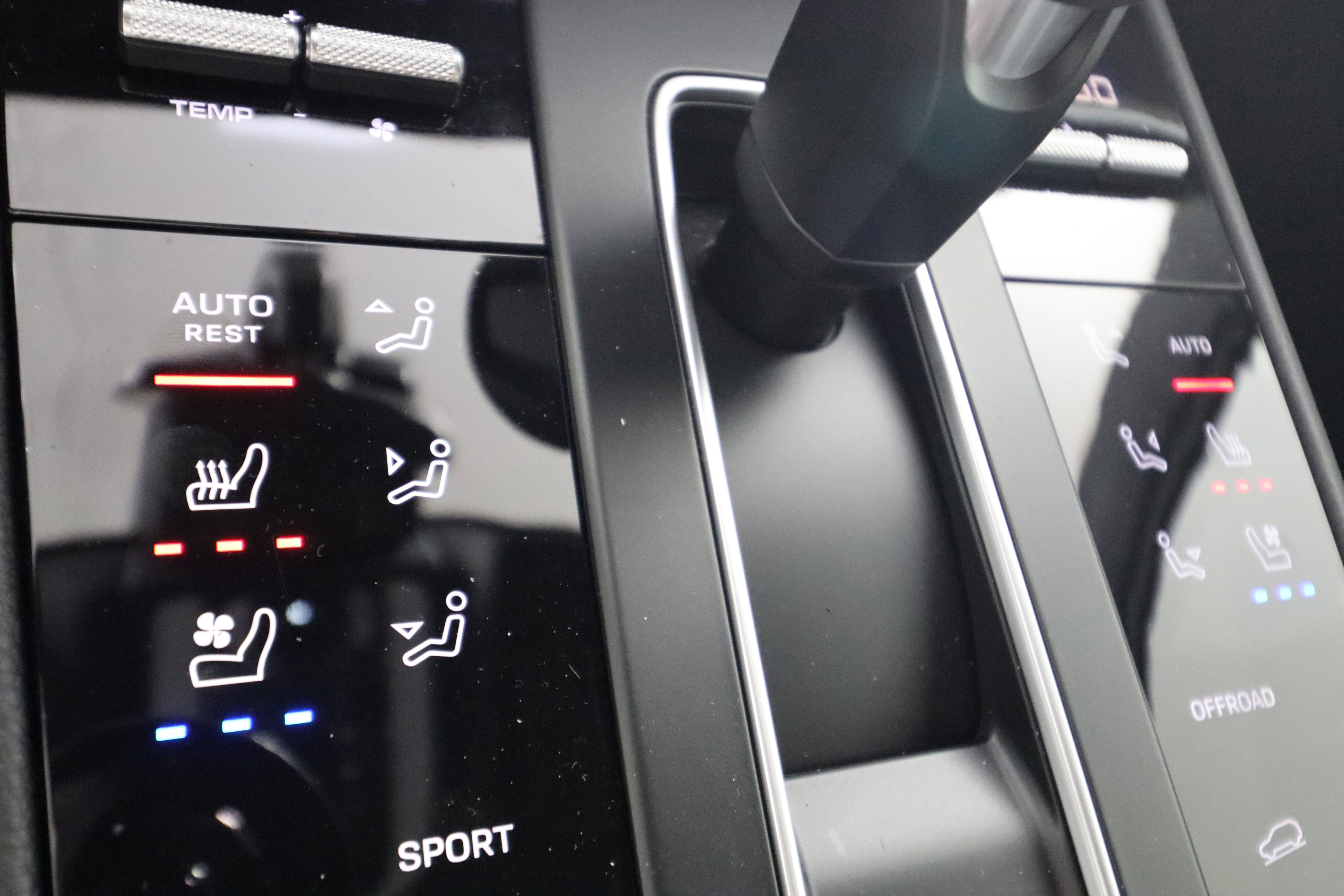 Certified 2025 Porsche Macan image 23