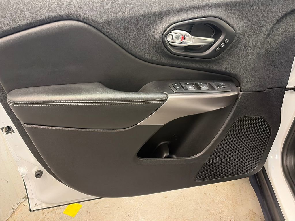 Used 2019 Jeep Cherokee Limited w/ Technology Group AWD/4WD image 17