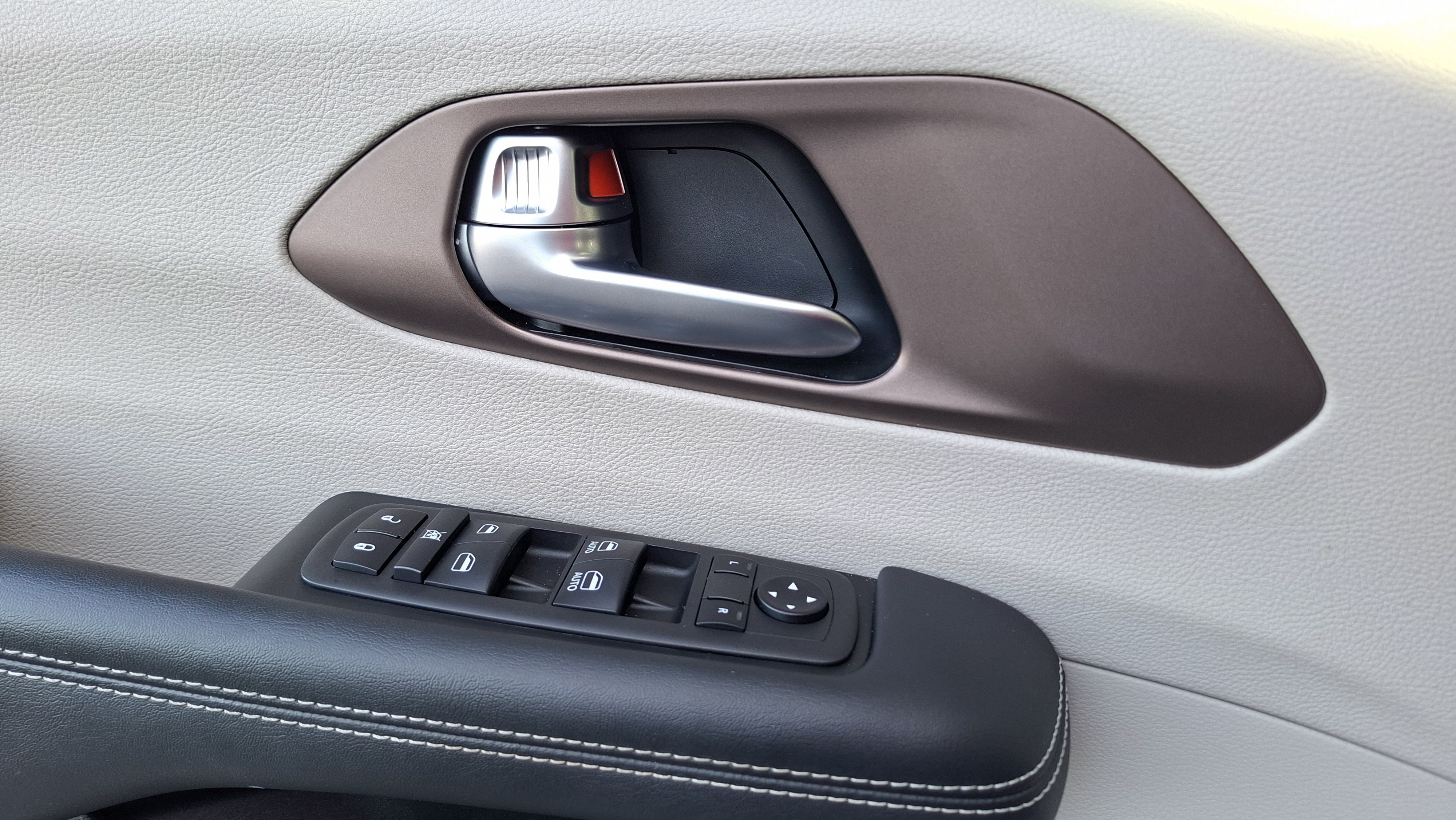 Used 2024 Chrysler Voyager LX image 18