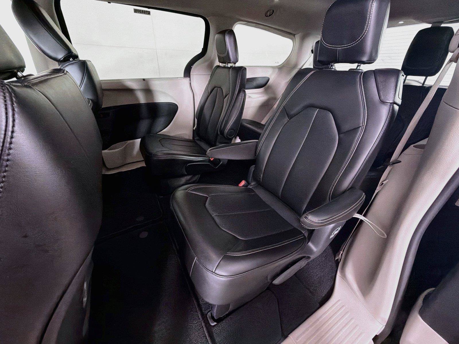 Used 2024 Chrysler Pacifica Touring-L FWD image 25