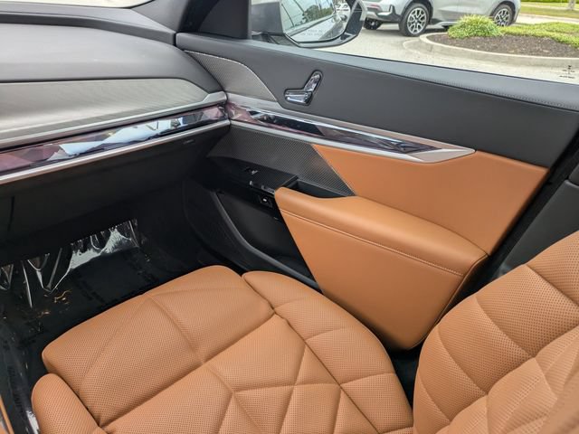 Used 2023 BMW 740i w/ Parking Assistance Package RWD image 17