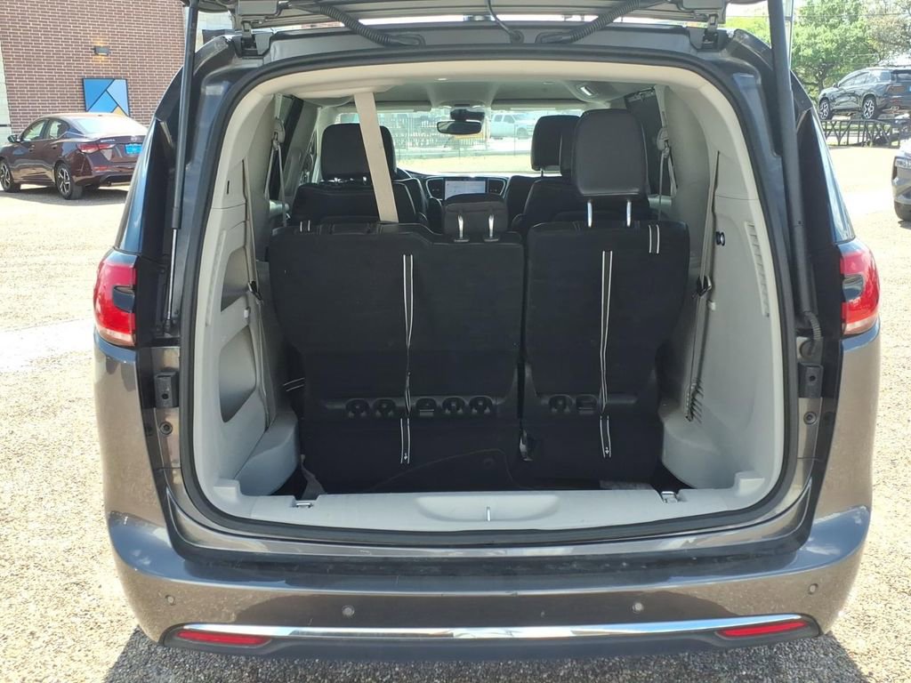 Used 2023 Chrysler Pacifica Touring-L image 15