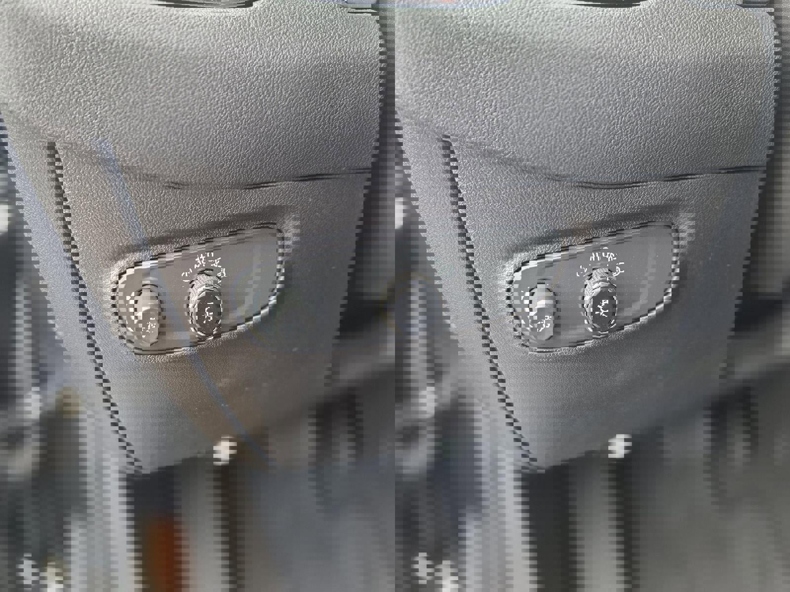 Certified 2023 Chevrolet Equinox LT w/ Driver Convenience Package image 32