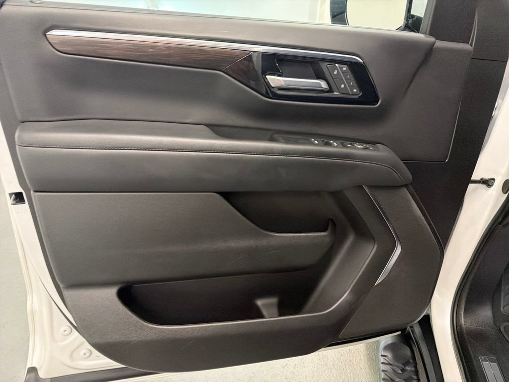 Used 2025 Chevrolet Suburban Z71 AWD/4WD image 12