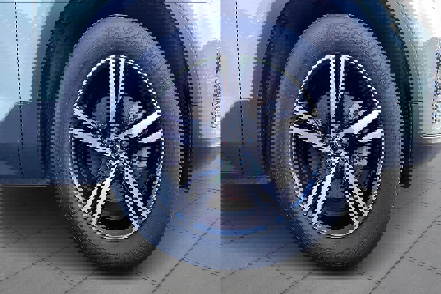 Used 2024 Volvo XC40 B5 Core image 10