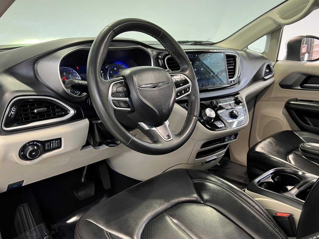 Used 2023 Chrysler Pacifica Touring-L image 28