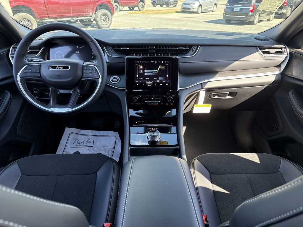 New 2025 Jeep Grand Cherokee Altitude image 27