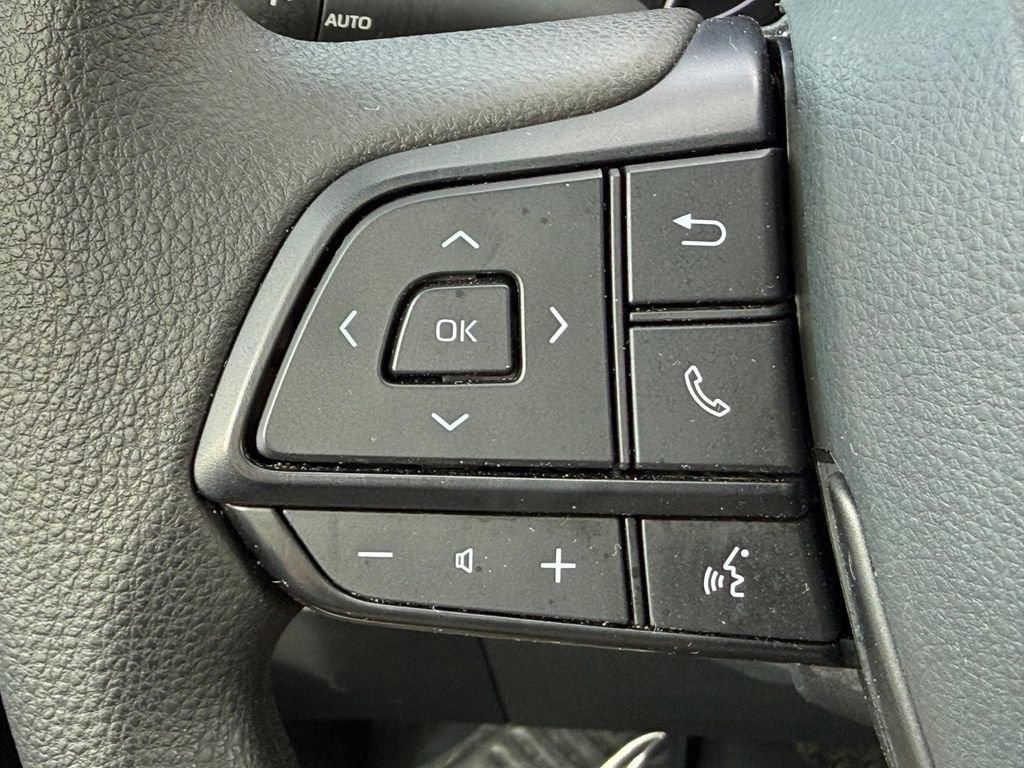 Used 2025 Toyota Sienna LE FWD image 17