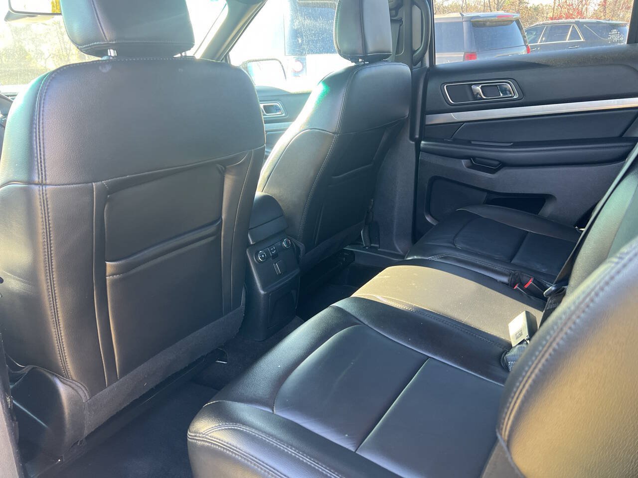 Used 2018 Ford Explorer XLT w/ Equipment Group 202A AWD/4WD image 19