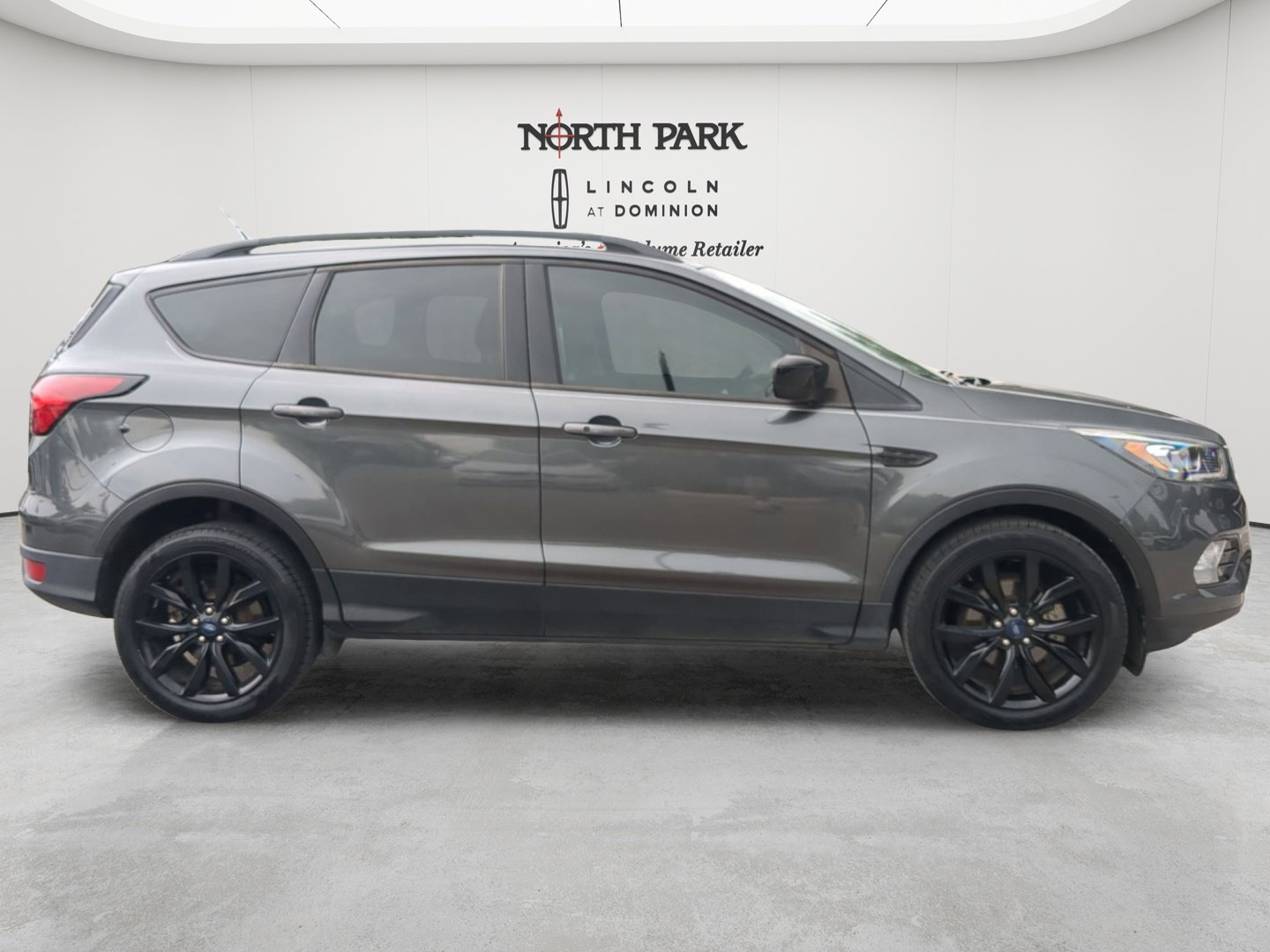 Used 2019 Ford Escape SE FWD image 2