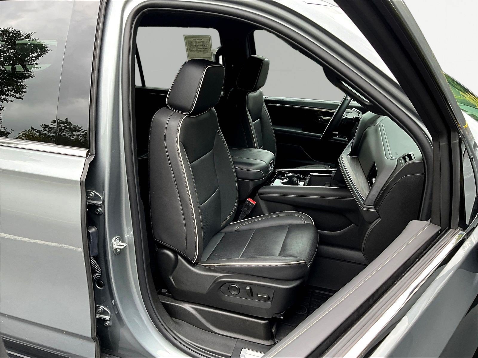 Used 2025 Chevrolet Suburban Premier AWD/4WD image 30