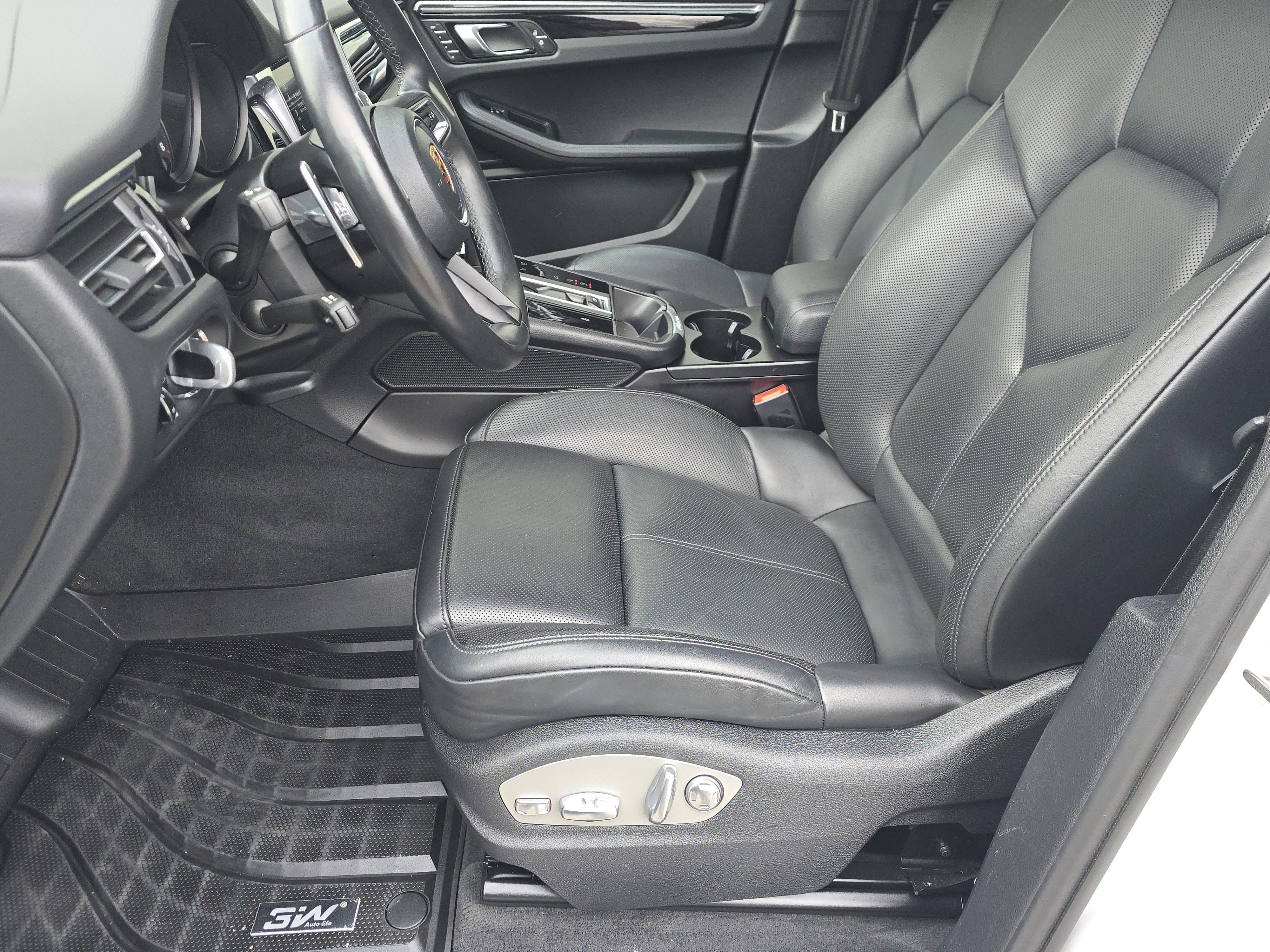 Certified 2023 Porsche Macan image 5